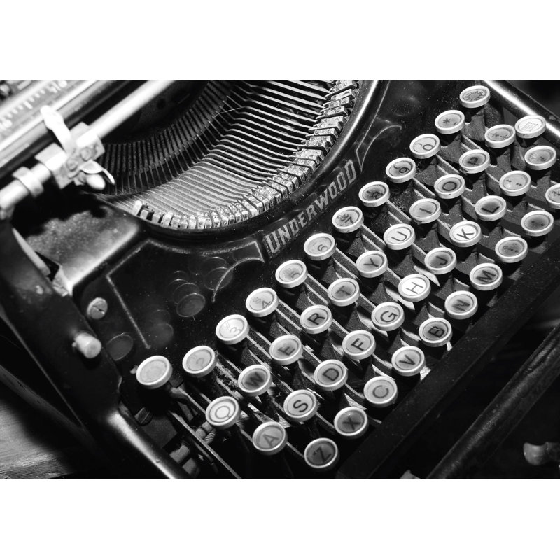 «Black and White Vintage Typewriter», reproduction sur toile, H 12 po x l 18 po