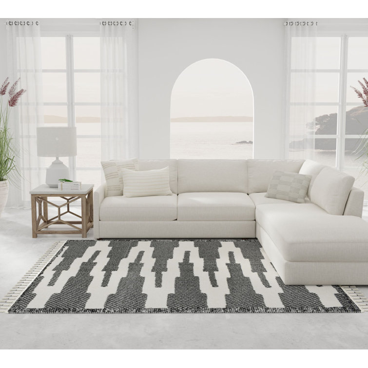 Chevron Machine Woven Polypropylene/Polyester Area Rug in Black