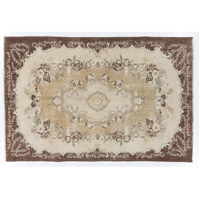 Tapis oriental fait à la main. Fabriqué en laine naturelle beige, brune et sable