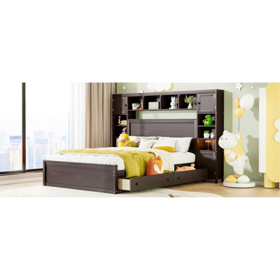 Lit grand format avec finition en bois et installations de rangement - Armoire solide, prise de tablette