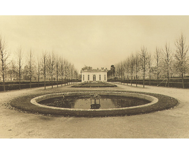 Pavillon de la France à Versailles, H 12 po x l 18 po