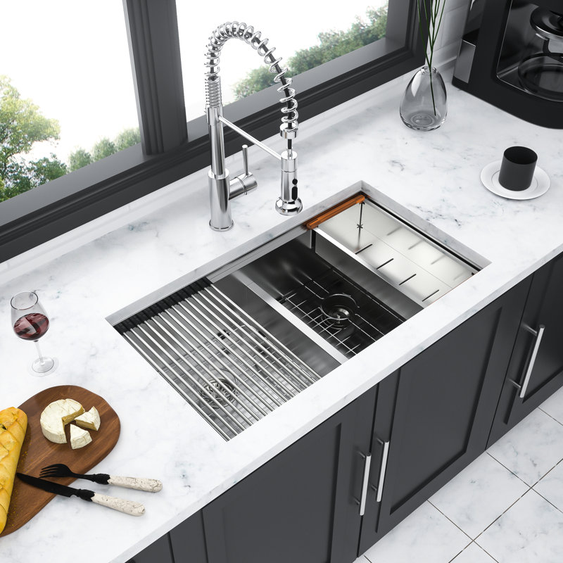 Évier de cuisine encastré à double cuve 50/50 en acier inoxydable de calibre 16 T304 de 33 po x 19 po avec cuve profonde de 10 po, tablier avant en forme de X, guide de l'eau en forme de X, revêtement à partir de la condensation, coussin, paquet