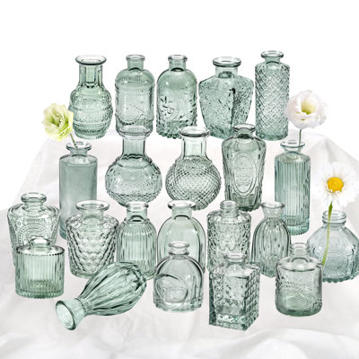 Ensemble de 22 petits vases à fleurs en verre vert