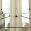 Armoire de coin blanche en verre à 3 côtés avec 4 tablettes réglables trempées, portes à accès facile et éclairage ambiant, présentez vos objets de collection avec style