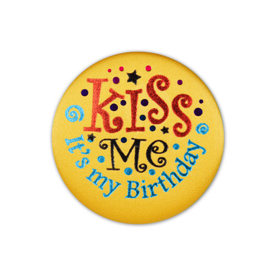 Bouton «Kiss Me It's My Birthday» en satin