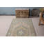 Tapis turc vintage fait à la main avec des couleurs pastel et des motifs géométriques pour une maison de style bohémien