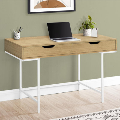 Bureau d'ordinateur moderne et minimaliste