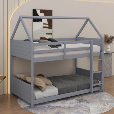 Lit superposé simple au-dessus d'un lit simple avec conception de maison et panneaux de pieds