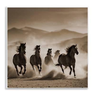 Art mural, "Trotting Mountain Stallions" par Noah Bay
