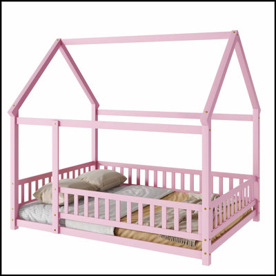 Lit au sol en bois avec structure de toit de maison et garde-corps de clôture pour un sommeil confortable et sécuritaire