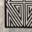 Tapis intérieur / extérieur noir / blanc à motif géométrique Cahuilla-1082567735