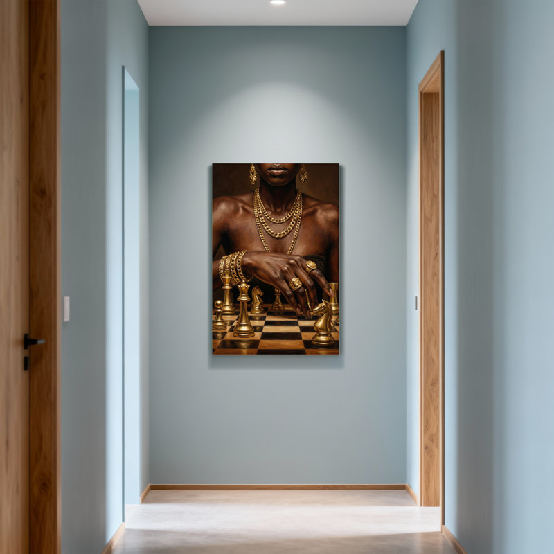 Joueur d'échecs tendance avec bijoux et planche dorés, H 30 po x l 20 po