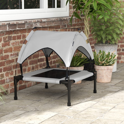 Lit surélevé pour chien avec auvent, lit surélevé pour animaux de compagnie pour le camping, lit de camp surélevé portable avec filet lavable et respirant, pour grands chiens d'intérieur et d'extérieur, 30 po x 24 po x 27 po, gris clair