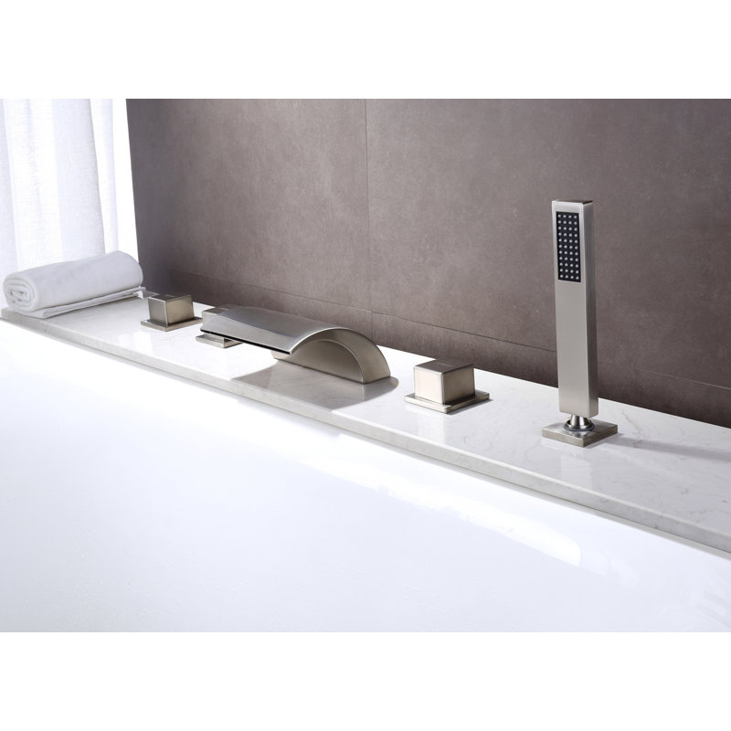 Robinet de baignoire romaine à haut débit à fixation sur le comptoir avec bec cascade élégant, robinet de baignoire contemporain à cinq poignées à trois trous avec douche à main, nickel brossé