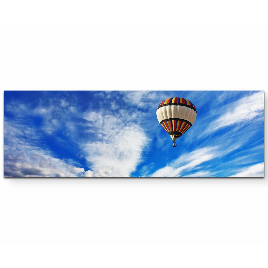 Leinwandbild Bunte Blumenfelder mit Heißluftballon