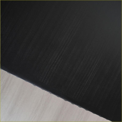 Table basse en bois noir compacte avec cascade courbée, polyvalente pour le salon et amp; Petits espaces