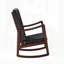 Le fauteuil à bascule Raina