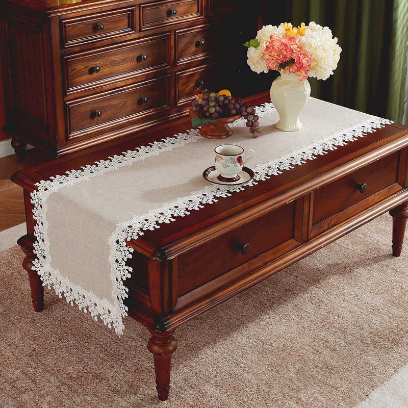 Chemin de table beige en mélange de lin avec bordure en dentelle brodée, L 35 po x l 16 po