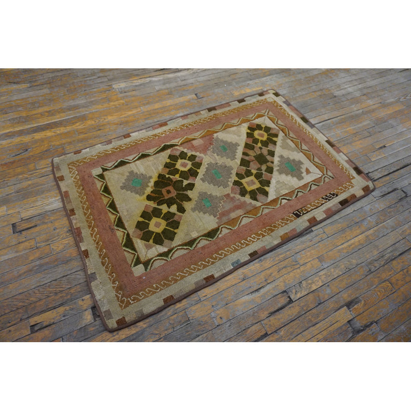 Tapis antique crocheté à losanges