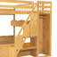 Lit mezzanine avec tablettes ouvertes et garde-robe-132241123