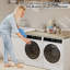 Laveuse, sécheuse et comptoir en bois avec rebord pour le rangement et l'organisation de la salle de lavage-109937549