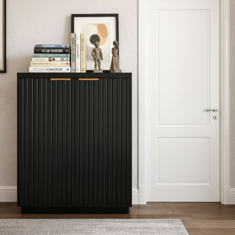 Buffet de style moderne à double porte de 27,5 pouces de largeur avec design encastré, avec poignées en métal, ouvertures de gestion des câbles à l'arrière et base en bois