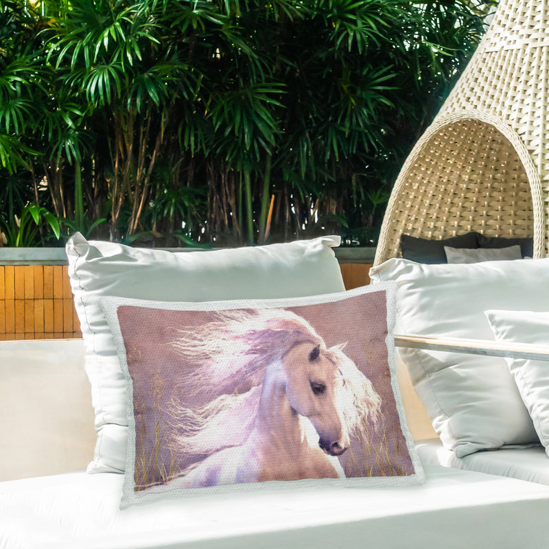 Coussin blanc imprimé à la main avec étalon par Laurie Prindle