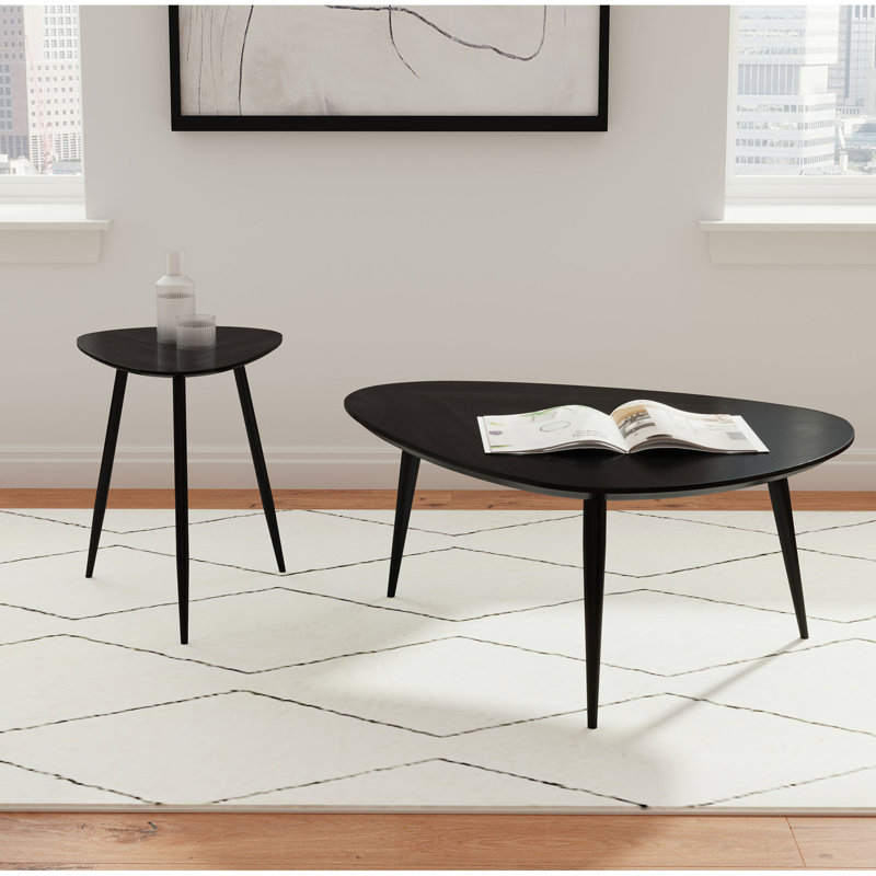 Table d'appoint triangulaire en bois massif noir, idéale pour mettre en valeur vos objets de décoration. Hauteur : 51 cm. Finition : bois de manguier. Poids : 3,9 kg.