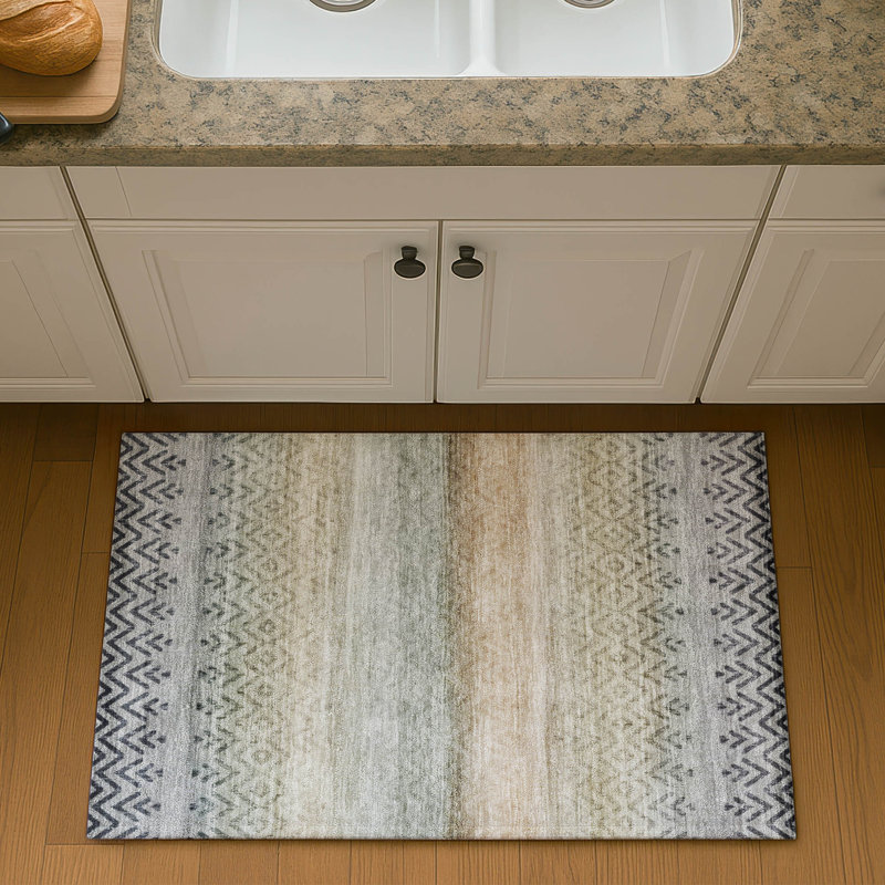 Tapis géométrique de qualité supérieure lavable à la machine Mayfield, 1 pi 8 po x 2 pi 6 po, Gris