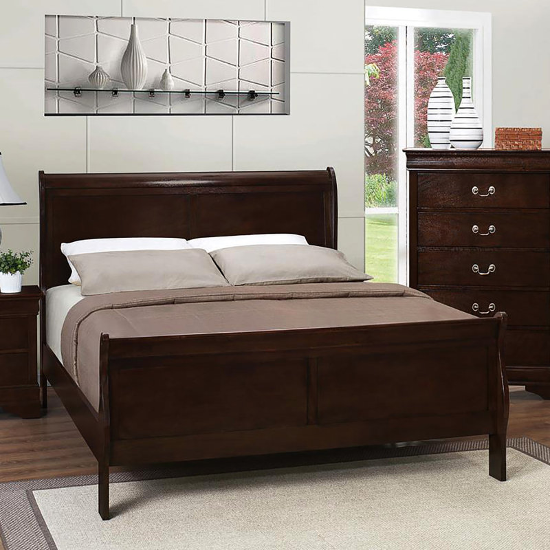 Le grand lit, de couleur cappuccino, respire la qualité avec du bois franc asiatique et un lit classique en cappuccino, option de chambre sophistiquée
