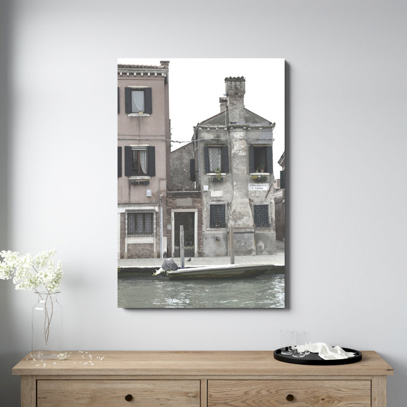 «Venetian Facade Photos V» par Sharon Chandler - Photographie sur toile tendue, H 48 po x l 32 po
