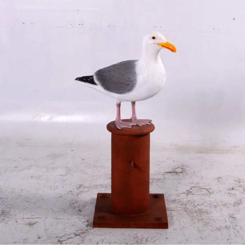 Statue de mouette sur un poteau
