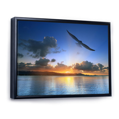 Silhouette de mouette volant au coucher du soleil - reproduction sur toile