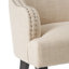 Fauteuil de salon beige recouvert de tissu pour une ambiance relaxante