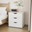 Table de chevet 3 tiroirs avec station de charge, poignées découpées, table de chevet avec tiroirs de rangement pour la chambre à coucher-470127788