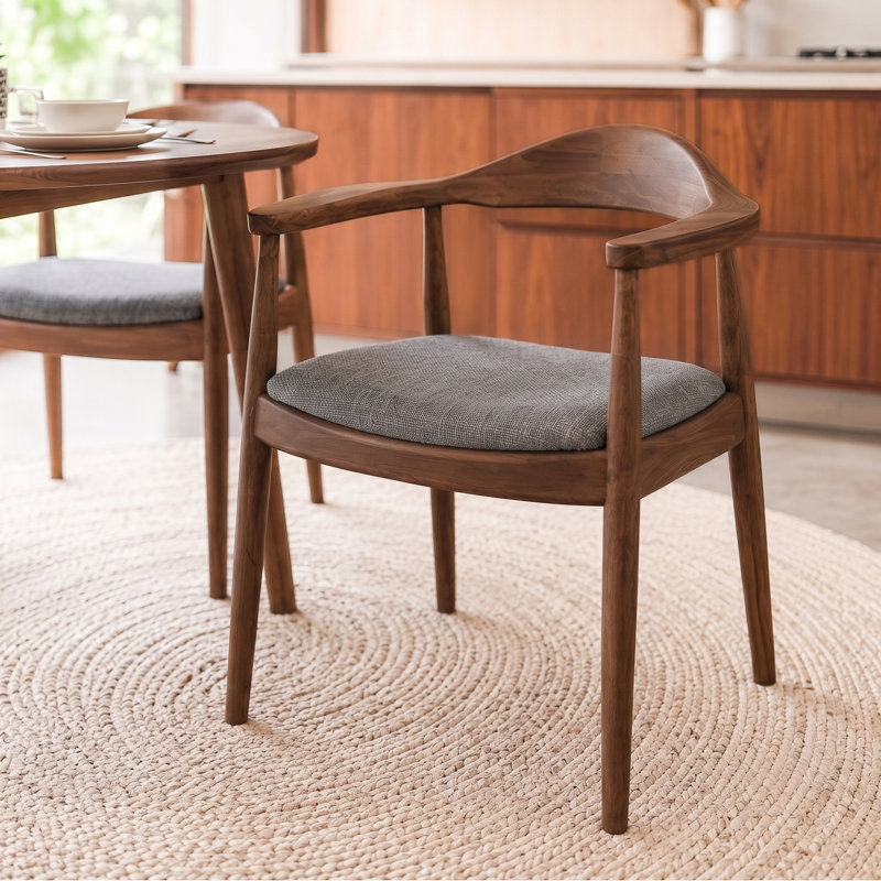 Chaise avec accoudoirs en bois massif Kuo, Gris