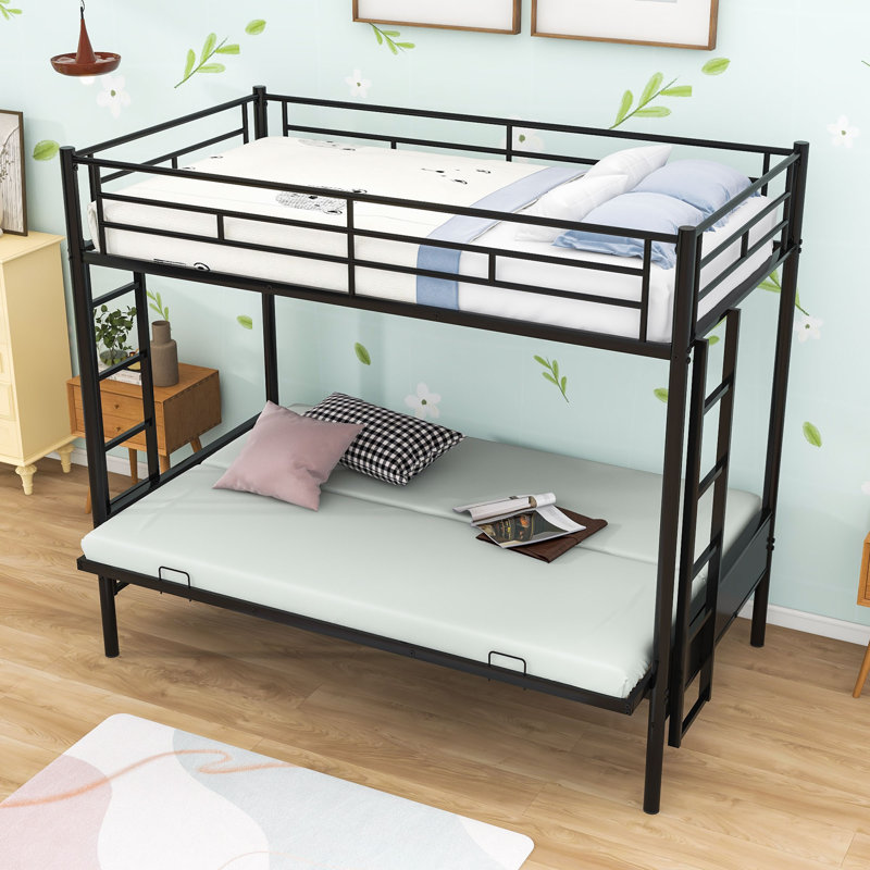 Lit superposé simple au dessus d'un lit double en métal avec futon convertible, garde-corps et échelle