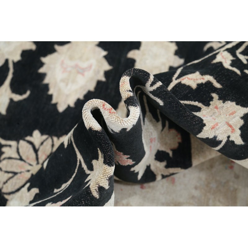 Tapis floral en laine noué à la main 5,7 x 8 pi avec fond noir et bordure beige
