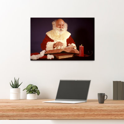 1960, père Noël chauve, écrivant ou vérifiant la liste dans un grand livre à la bougie, portrait contemporain