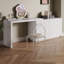 Coiffeuse en L blanche avec commode intégrée à 6 tiroirs, armoire de maquillage moderne à panneaux texturés, idéale pour la chambre à coucher.