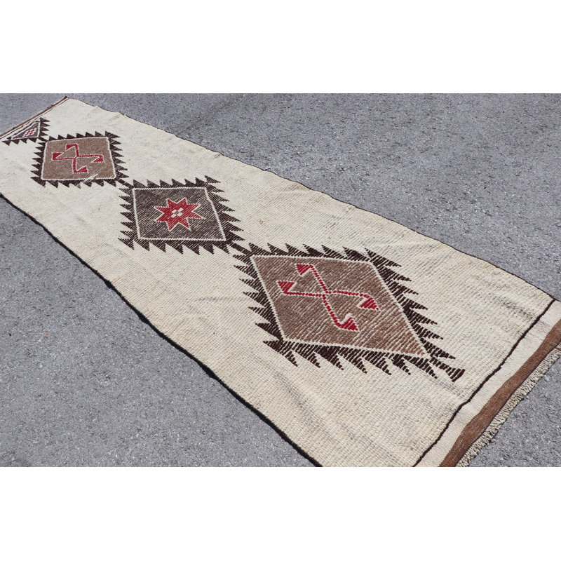 Tapis de couloir turc rétro tissé à la main avec un motif géométrique dans des couleurs neutres comme le brun crème et le motif rouge en laine