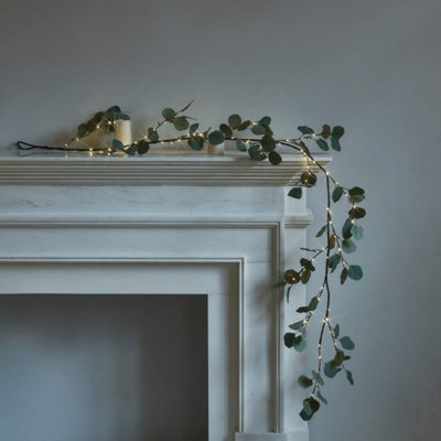 Guirlande lumineuse eucalyptus à piles avec minuterie 5,9 pi, 96 lumières DEL artificielles de brindille de verdure pour les escaliers de chambre, décoration de vacances de mariage, intérieur, extérieur, toile de fond, voûte, décoration murale