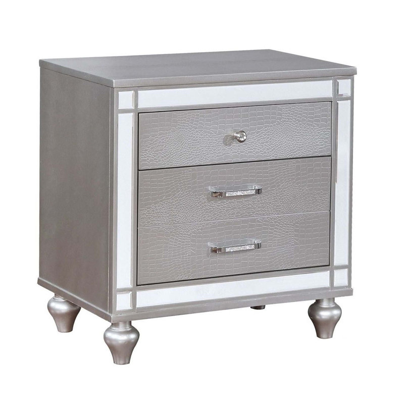 Table de chevet contemporaine avec finition texturée crocodile, tiroirs doublés de feutre et pieds en oignon pour un rangement élégant dans la chambre à coucher