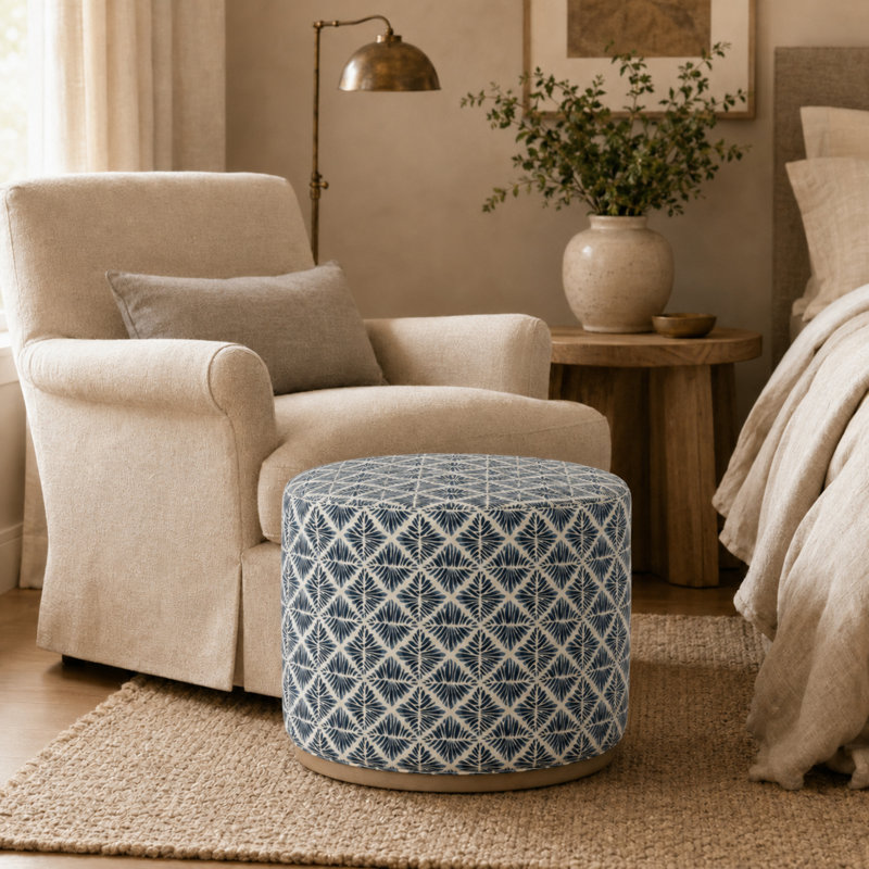 Repose-pieds Cloud avec base en bois, Blue Geometric