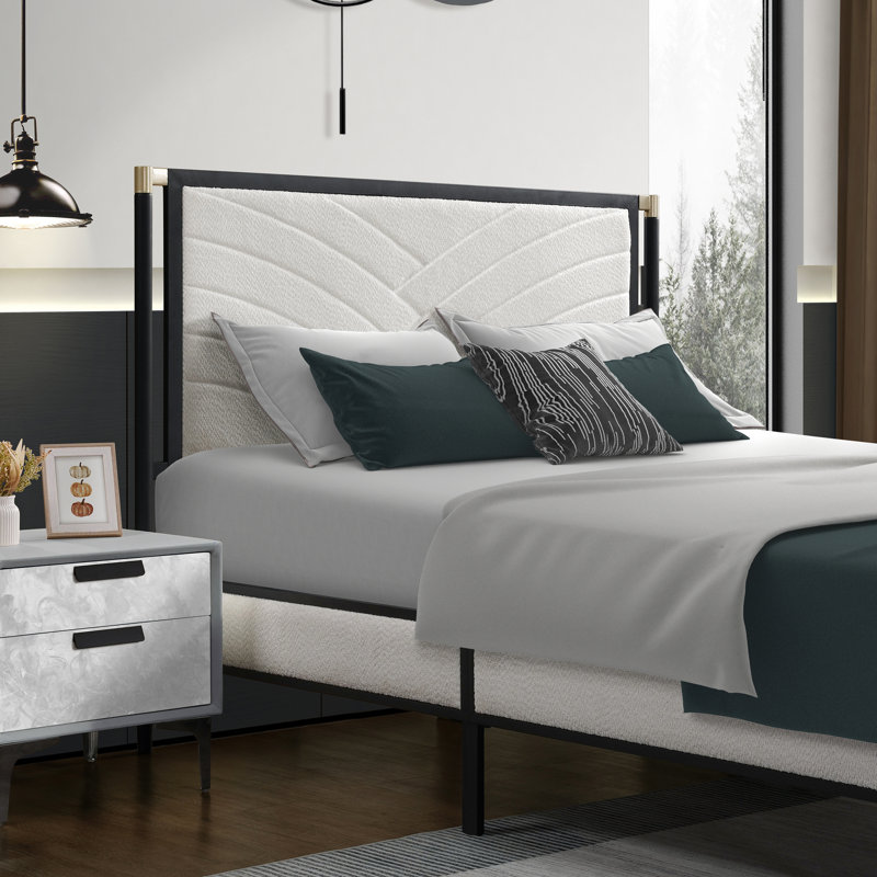 Grand lit avec tête de lit en tissu blanc bouclé, cadre champagne argenté et noir, lattes silencieuses pour un sommeil réparateur, structure en métal de 800 lb, système de plateforme de tête de lit assemblée dans la chambre à coucher Quiet Nights,