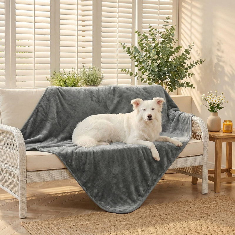 Couverture imperméable pour lits, canapés et canapés. Couverture douce et résistante aux liquides pour chiens, chiots et chats. Protecteur réversible en molleton Sherpa. Couleur: gris. Dimensions: 50 x 60 pouces.