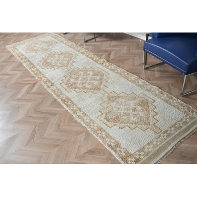 Tapis turc en laine beige fait à la main avec motif géométrique parfait pour les couloirs et les couloirs dans un style rustique