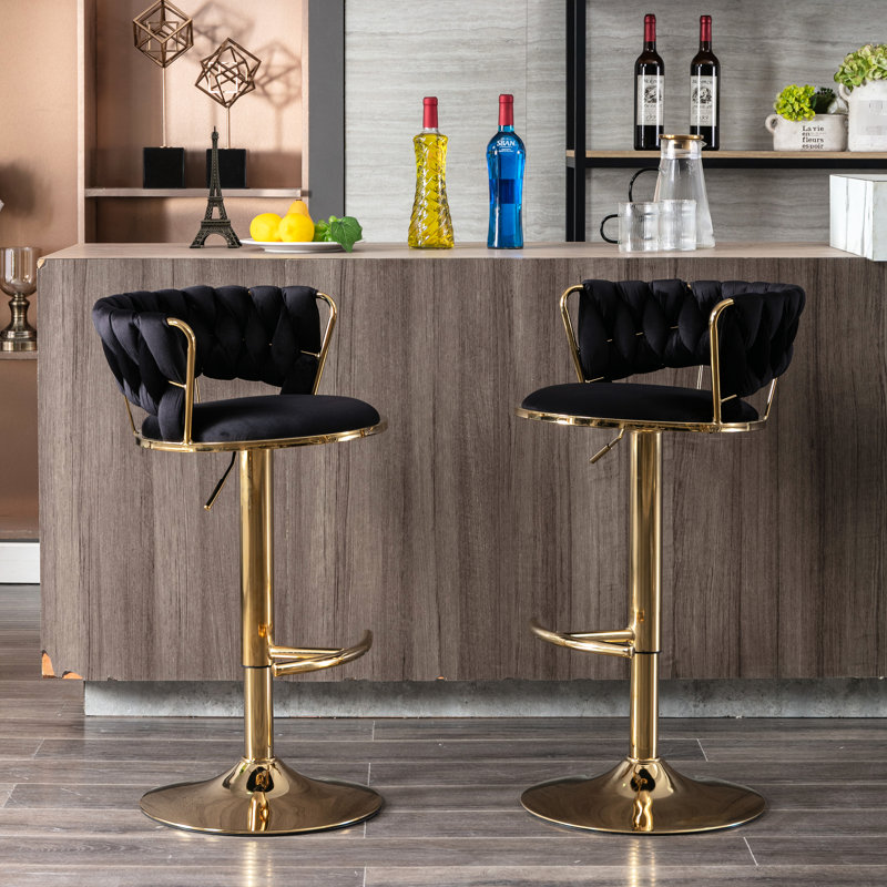 Lot de 2 tabourets de bar, velours noir, pattes dorées, pivotantes et réglables en hauteur, avec repose-pieds et base.