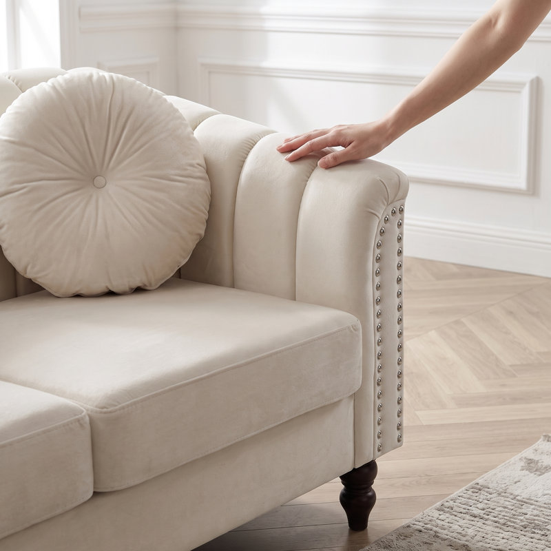 Canapé deux places Chesterfield 2 places en flanelle blanche de 152 cm (60 po), capitonné, avec garniture cloutée, structure en bois massif et mousse à mémoire de forme haute densité.