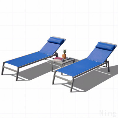 Ensemble de chaises longues de patio, chaises longues de piscine réglables en aluminium à dossier réglable de 3 pièces avec repose-tête en textilène (bleu, 2 chaises longues + 1 table)